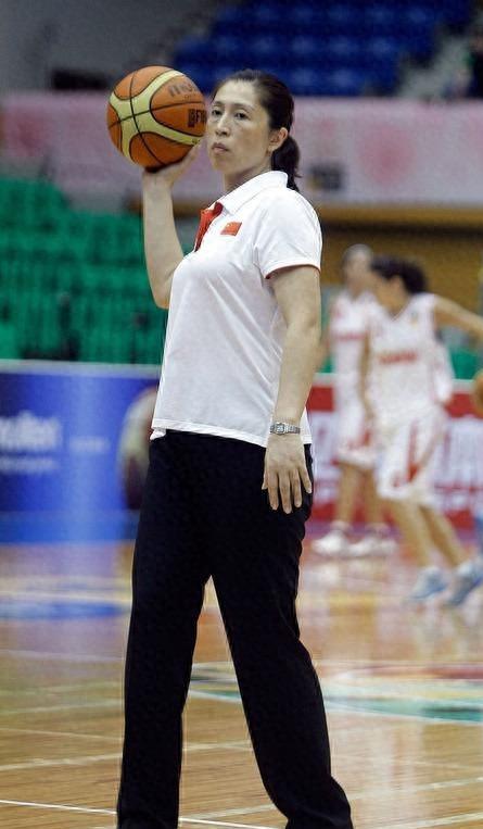 原来他俩是夫妻，妻子曾是中国女篮主帅，丈夫从运动员转行当导演