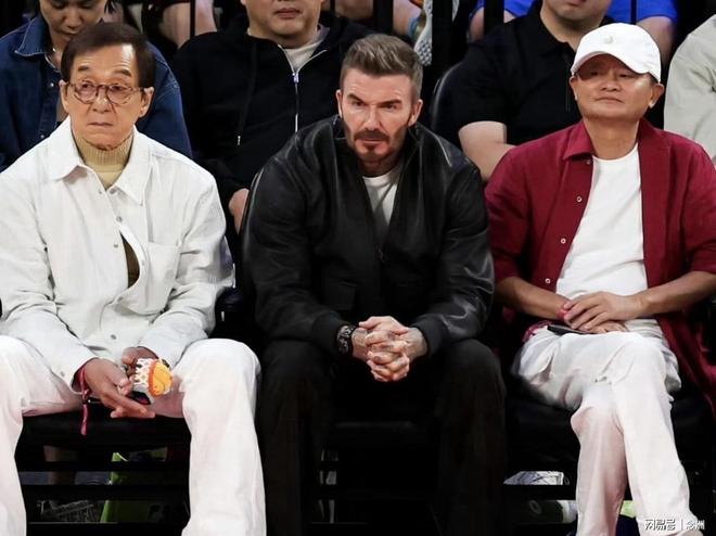 62岁马云现身NBA中国赛!猛拍成龙大腿 与贝克汉姆蔡崇信热聊